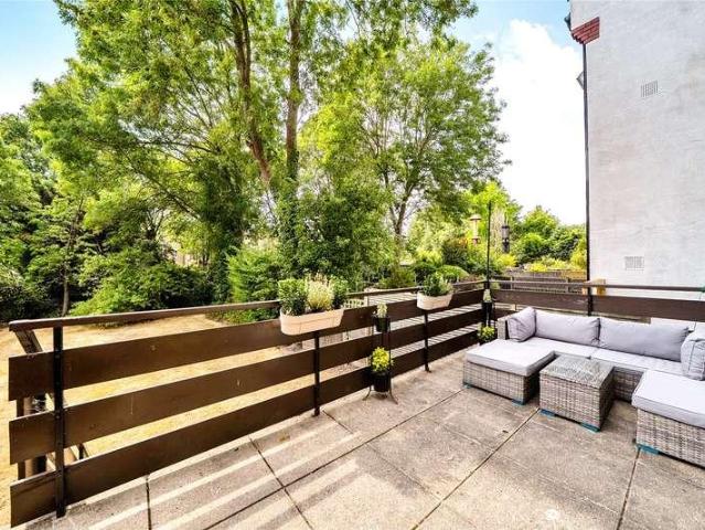 Flat for sale in Berrylands, Greater London