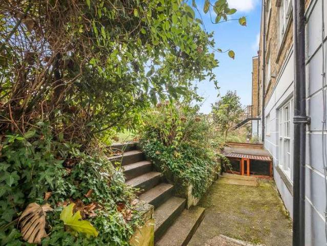 Flat for sale in Highbury, Greater London