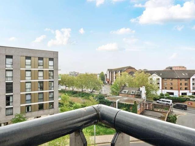 Flat for sale in Norbiton, Greater London