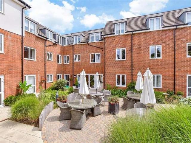 Flat for sale in Coulsdon, Woodmansterne