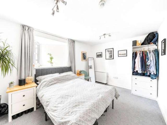 Flat for sale in Robin Hood, The Slade