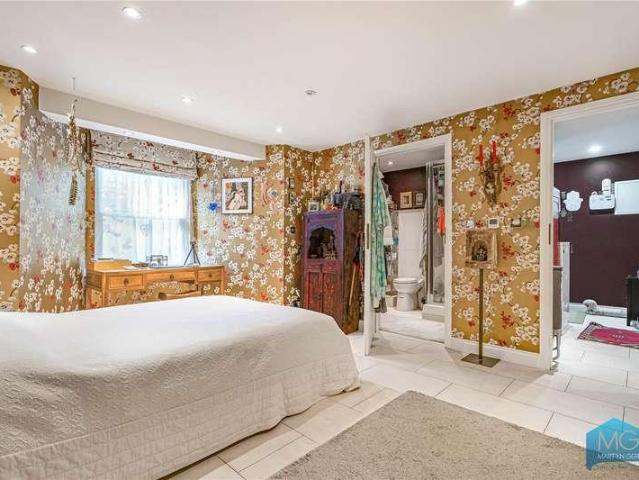 Flat for sale in Stroud Green, Greater London