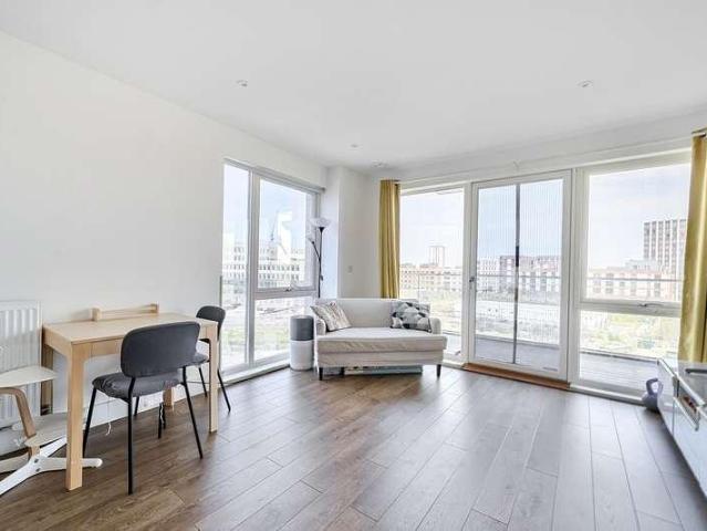Flat for sale in Bromley-by-Bow, Bow