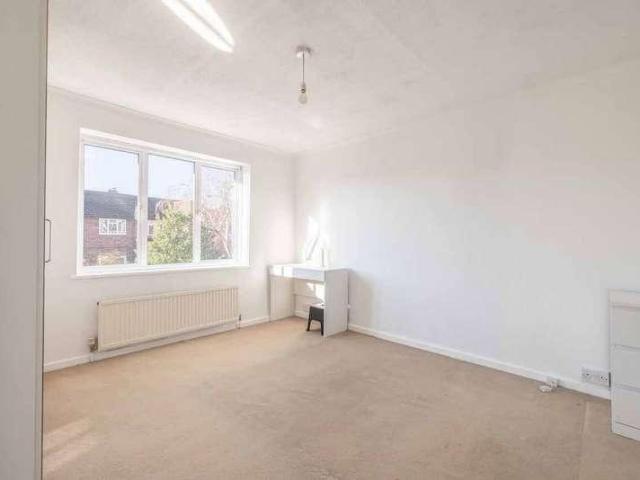 Flat for sale in Iver, Iver Heath