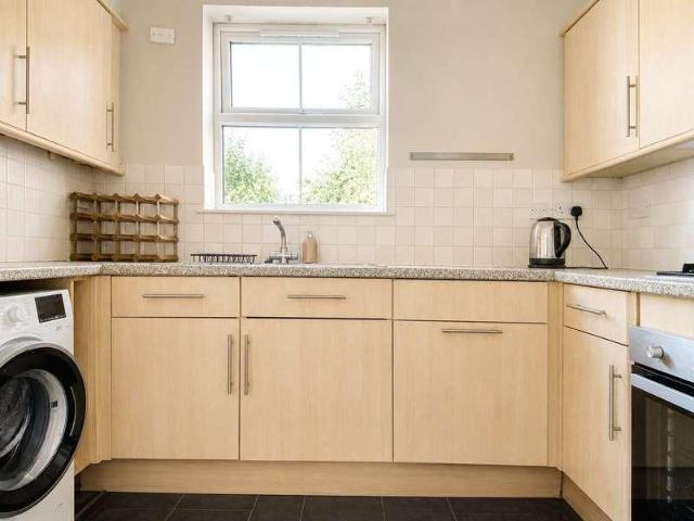 Flat for sale in Emmbrook, Wokingham