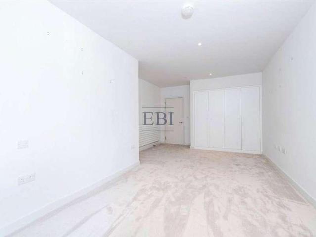 Flat for sale in Silvertown, Greater London