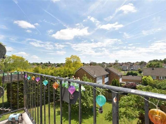 Flat for sale in Hornchurch, Greater London