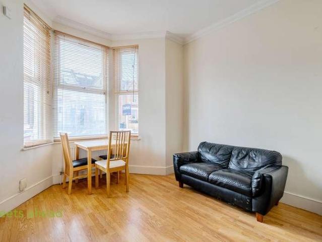 Flat for sale in West Norwood, Greater London