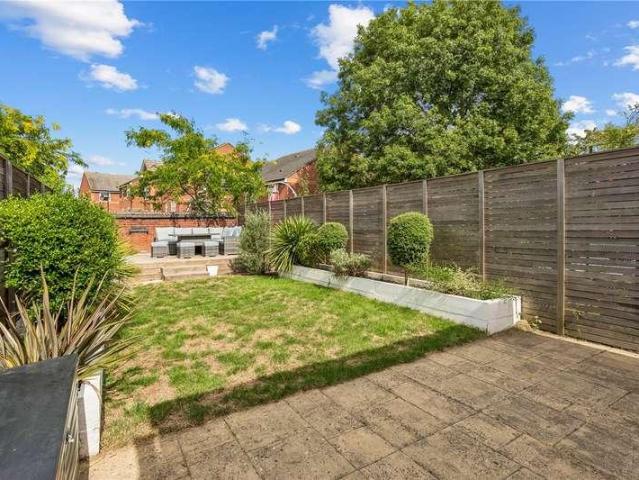 Flat for sale in Furzedown, Greater London