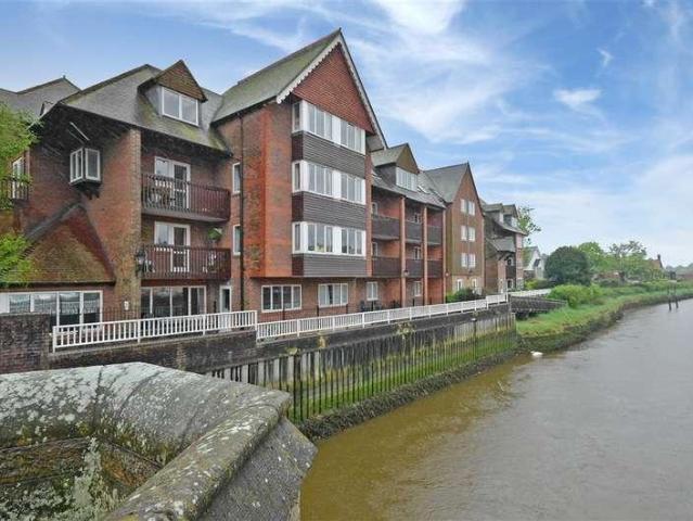 Flat for sale in Arundel, Clapham