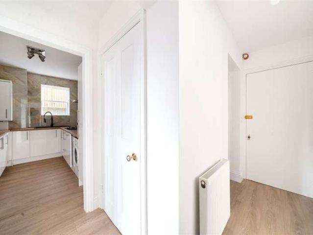 Flat for sale in Surbiton, Greater London