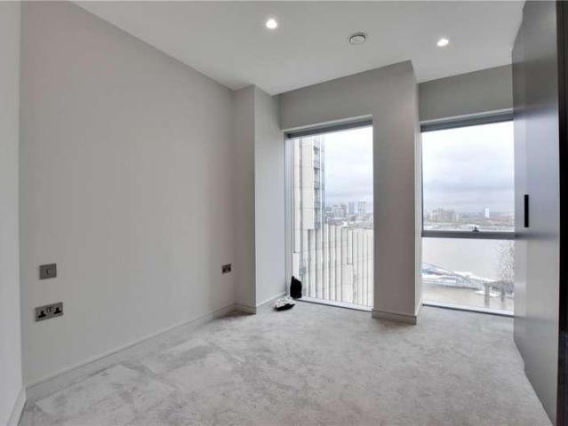 Flat for sale in Greenwich Peninsula, Greater London