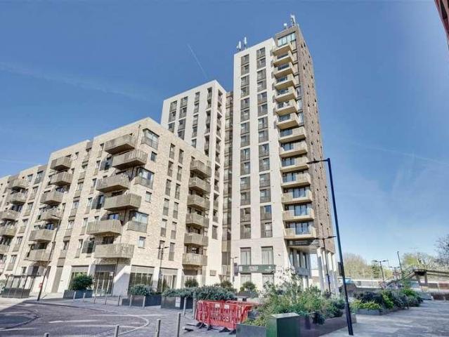 Flat for sale in Ponders End, Greater London