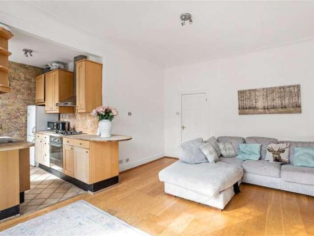 Flat for sale in Furzedown, Greater London