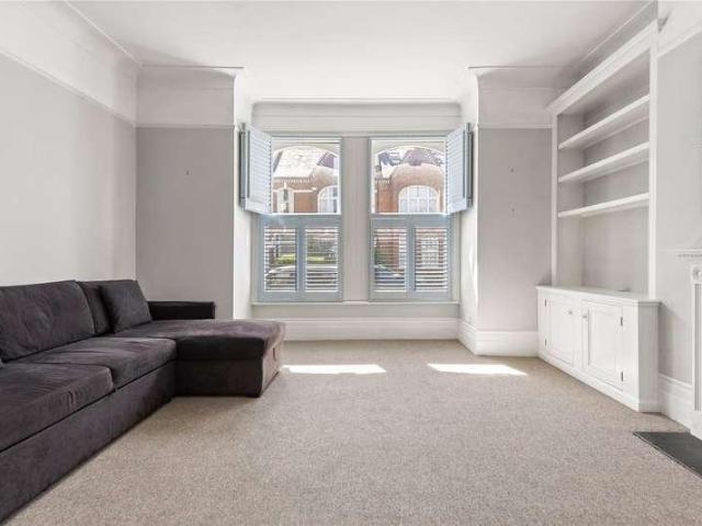 Flat for sale in Upper Tooting, Greater London