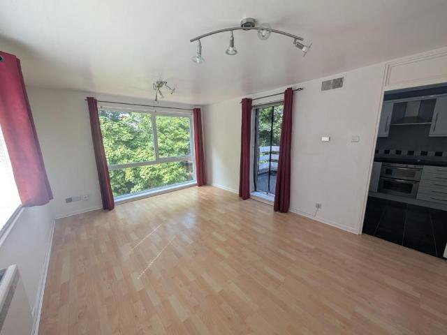 Flat for sale in Frizinghall, West Yorkshire