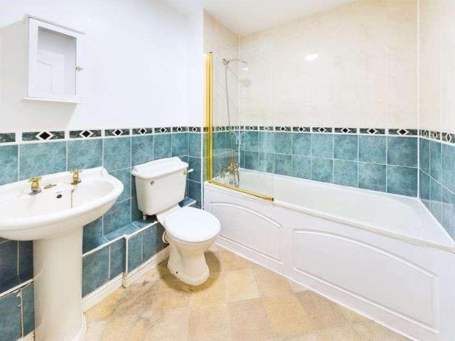 Flat for sale in Caterham on the Hill, Hillview