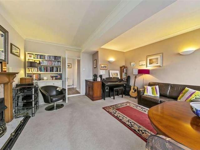 Flat for sale in Teddington, Ham