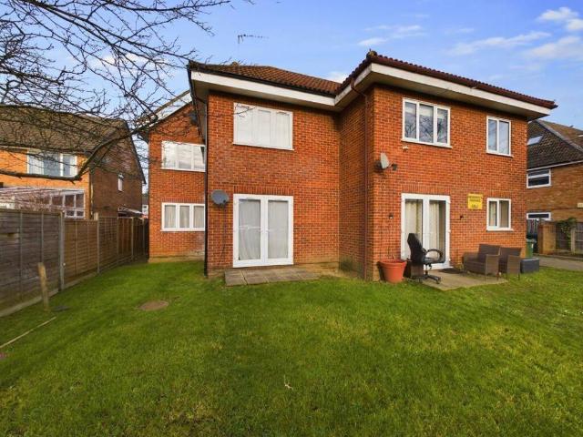 Flat for sale in Chattern Hill, Lower Halliford