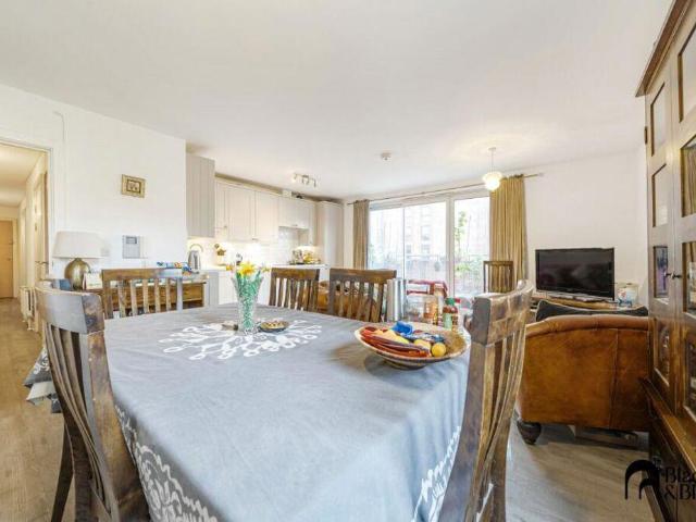 Flat for sale in London Borough of Croydon, Addiscombe