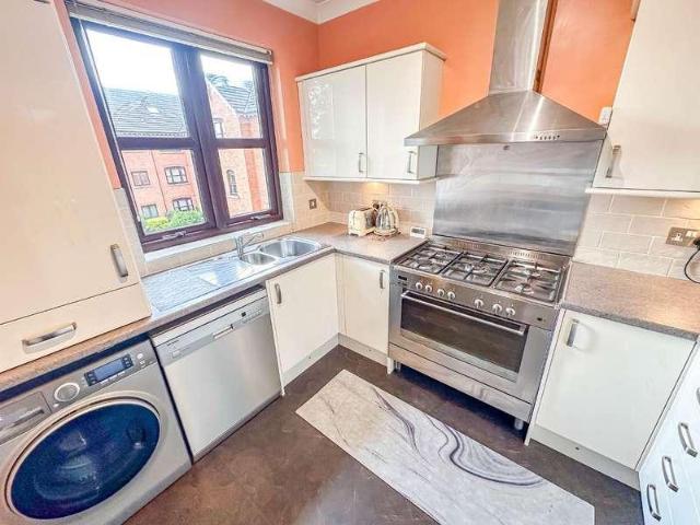 Flat for sale in Heaton Mersey, Greater Manchester