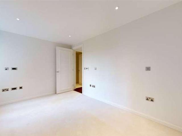 Flat for sale in Fulham, Greater London