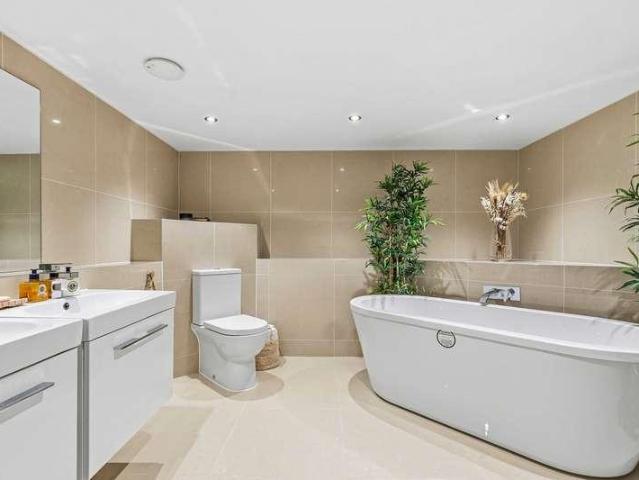 Flat for sale in Metchley, Birmingham