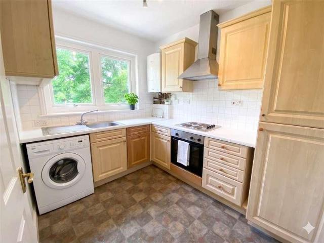 Flat for sale in Heol-las, Surrey