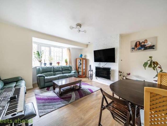 Flat for sale in London Borough of Croydon, Addiscombe