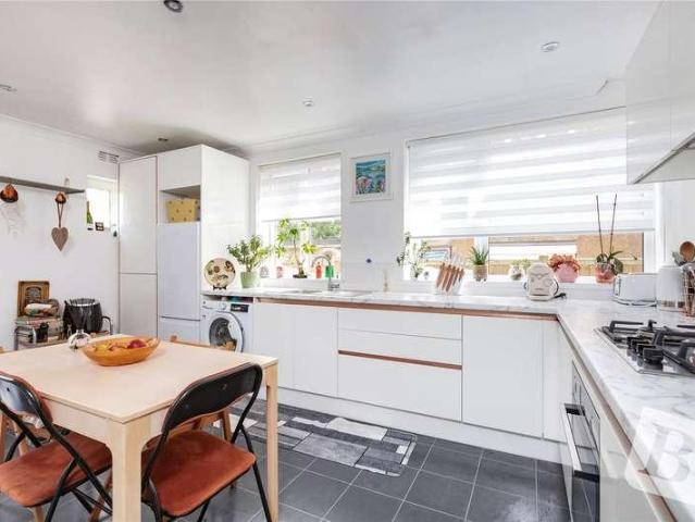 Flat for sale in Romford, Ardleigh Green