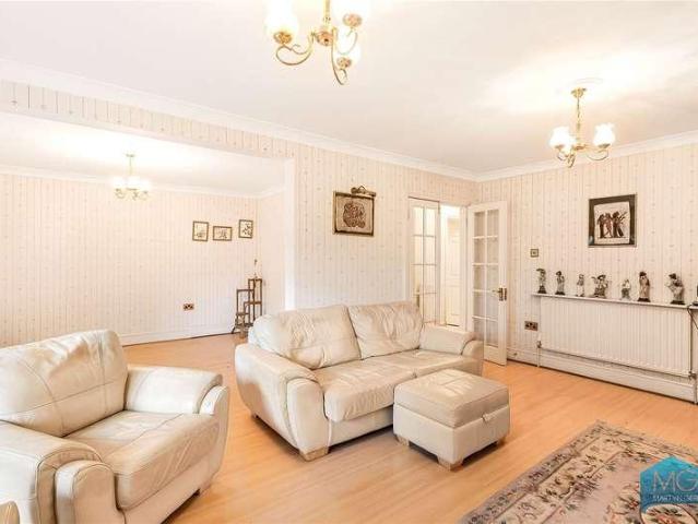 Flat for sale in Southgate, Greater London