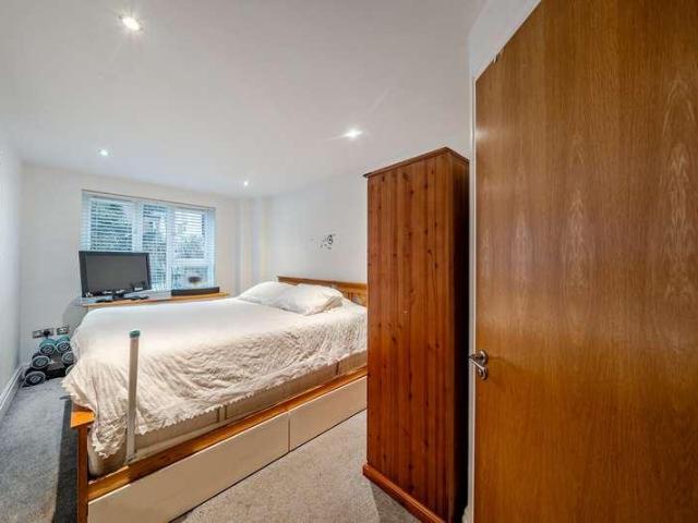 Flat for sale in Norbiton, Greater London