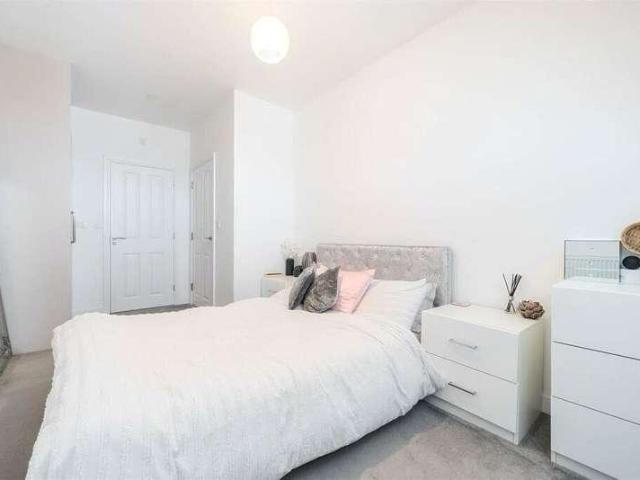 Flat for sale in Montague Park, Wokingham
