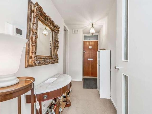 Flat for sale in Battersea, Greater London
