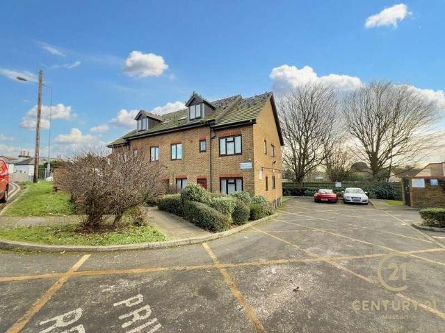 Flat for sale in London Borough of Hounslow, Greater London