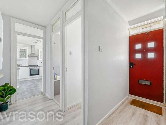 Flat for sale in Oval, Greater London