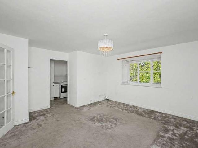 Flat for sale in Tolworth, Greater London