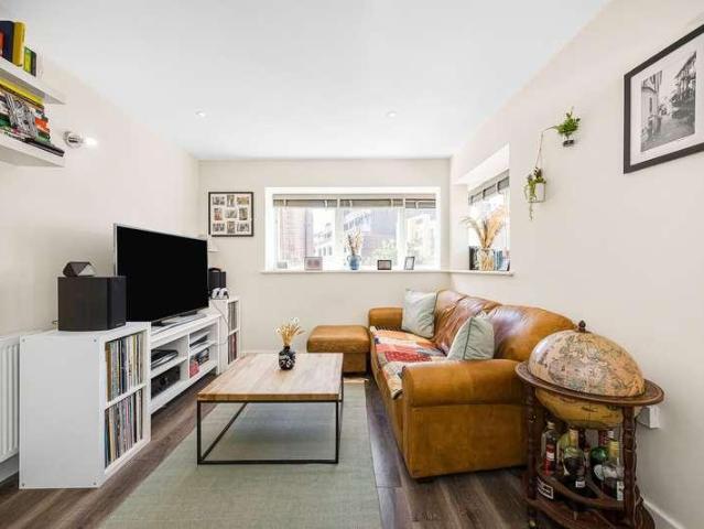 Flat for sale in London Borough of Hackney, Greater London