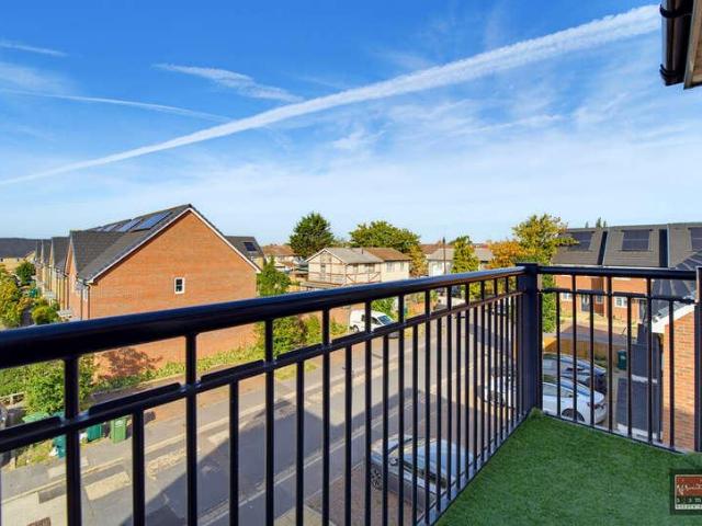 Flat for sale in West Bedfont, Spelthorne