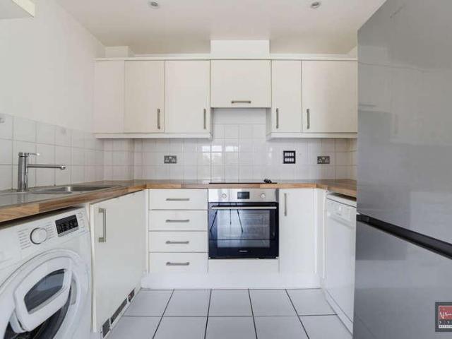 Flat for sale in London Borough of Hounslow, Greater London