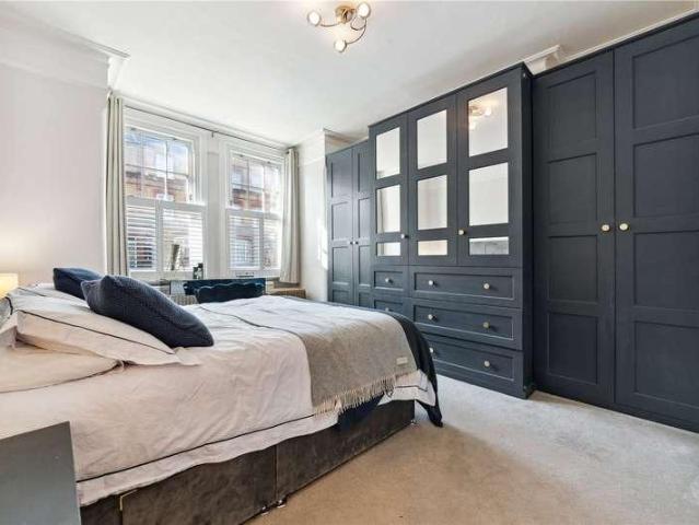 Flat for sale in Clapham Junction, Greater London