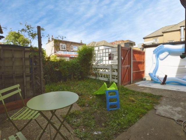Flat for sale in Gants Hill, Greater London