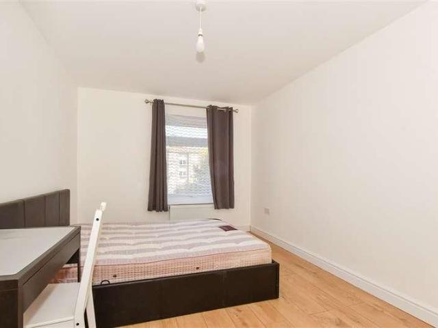 Flat for sale in Carshalton Beeches, Greater London