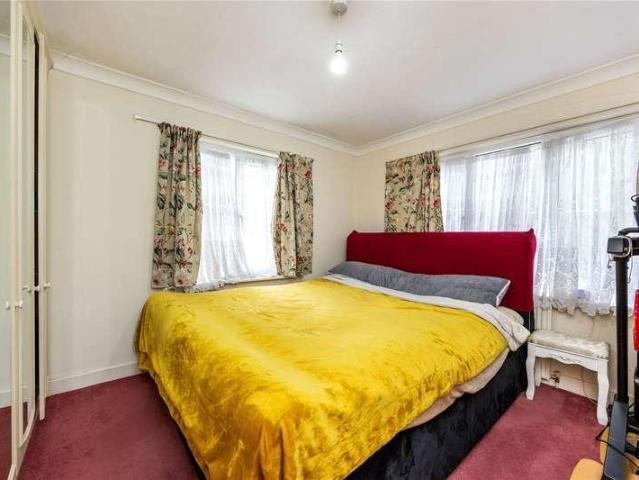 Flat for sale in Hillview, Surrey