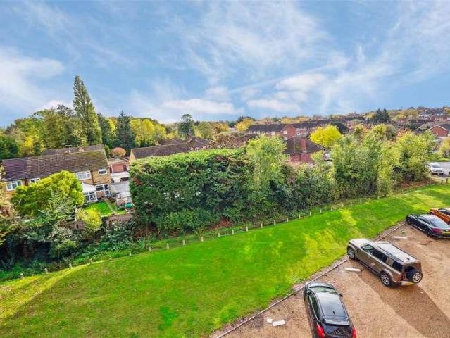 Flat for sale in Denham