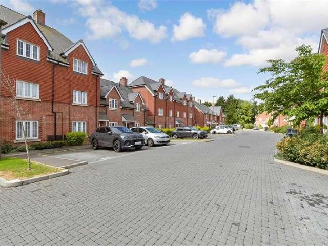 Flat for sale in Fole, Surrey