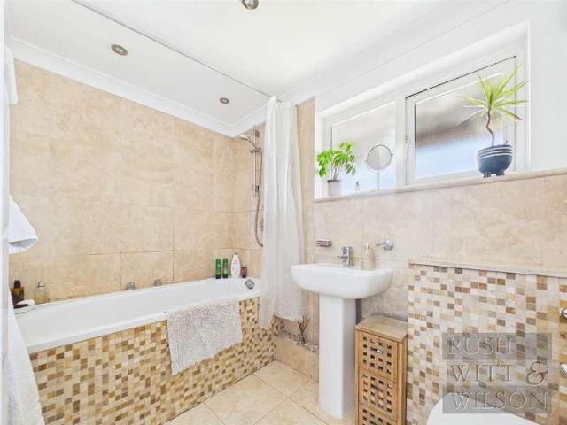 Flat for sale in Sandown Park, Kent