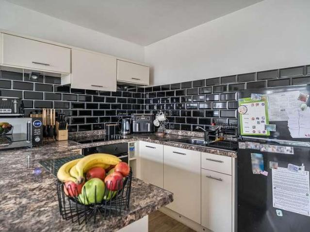 Flat for sale in Wallington, Greater London