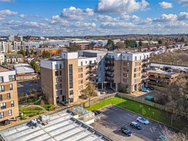 Flat for sale in Elstree and Borehamwood, Borehamwood