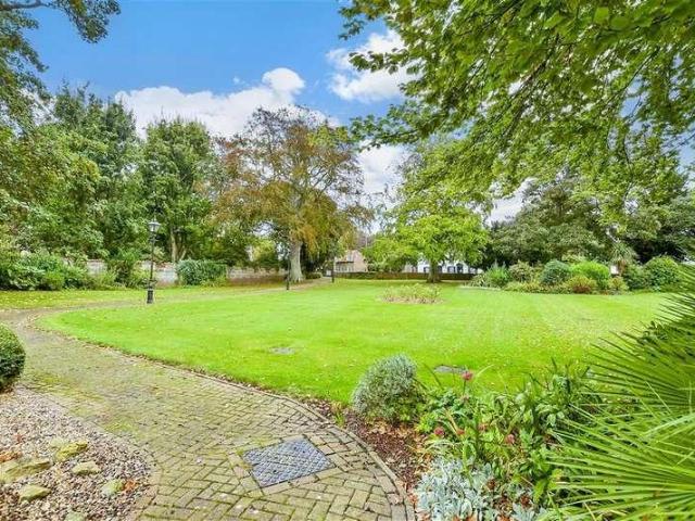 Flat for sale in Acol, Kent